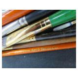 LARGE ASSORTMENT OF ARTIST BRUSHES