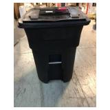 Toter 96 Gal. Blackstone Trash Can with Wheels and Attached Lid not used see pictures