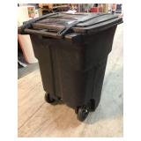 Toter 96 Gal. Blackstone Trash Can with Wheels and Attached Lid not used see pictures