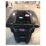 Toter 96 Gal. Blackstone Trash Can with Wheels and Attached Lid not used see pictures