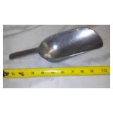 Metal Scooper Vintage