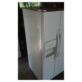 Whirlpool Side by side Refrigerator, water & ice in door. Fabulous.