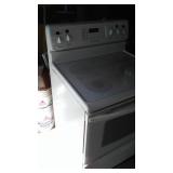 Frigidaire Convection Oven.5 burner flat top. Self Cleaning Excellent!