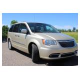 2012 Chrysler Town & Country Touring L - 2 OWNERS