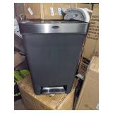 Rubbermaid 13 Gallon Garbage Can w/Step Open Lid