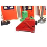 Excellent Lot of Vintage LIONEL "O" Gauge Train Cars & Accessories