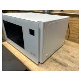 LG 1.5 cu. ft. NeoChef™ Countertop Microwave with Smart Inverter and EasyClean®