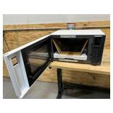 LG 1.5 cu. ft. NeoChef™ Countertop Microwave with Smart Inverter and EasyClean®