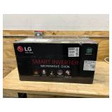 LG 1.5 cu. ft. NeoChef™ Countertop Microwave with Smart Inverter and EasyClean®