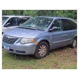 2006 Handicap Accessible Chrysler Town & Country Extended Cab 4-Door Mini Van with Wheel Chair Lift