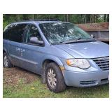 2006 Handicap Accessible Chrysler Town & Country Extended Cab 4-Door Mini Van with Wheel Chair Lift