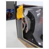 Maisto Hummer H2 SUV, 1:18 Scale with a BONUS Showroom Display Unit