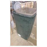 2x Rubbermaid trash cans BR