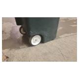 2x Rubbermaid trash cans BR