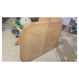 Sturdy Dining room table with spring loaded leafs