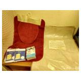 (2) Bath Mats & 3-Piece Bath Rug & Lid Cover Set