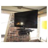 32" LG TV & DVD Player w/Wall Mount