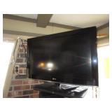 32" LG TV & DVD Player w/Wall Mount