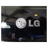 32" LG TV & DVD Player w/Wall Mount