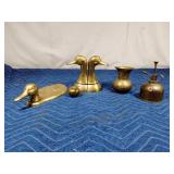 6 Pieces of brass items