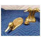 6 Pieces of brass items