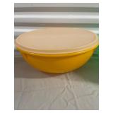 Lot of 4 Vintage Tupperware Bowls