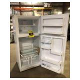 Vissani 18 cu. ft. Top Freezer Refrigerator DOE in White Slight Damage on Top Corner Customer Returns See Pictures