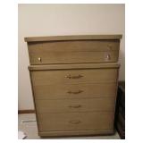 Vintage dresser 4 drawers. It is mi...
