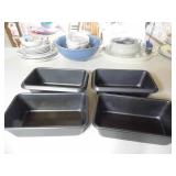 metal loaf pans x4...