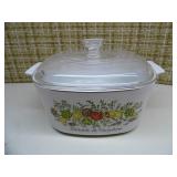 vintage Pyrex casserole dish w/cove...