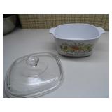 vintage Pyrex casserole dish w/cove...