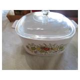 vintage Pyrex casserole dish w/cove...