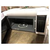 Vissani 1.7 cu. ft. 1000-Watt Over the Range Microwave in White Missing the Plate Inside Customer Returns See Pictures