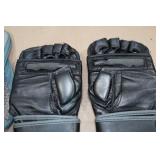 Everlast Boxing Wrist Wrap Heavy Bag Gloves Level II -Small/Medium