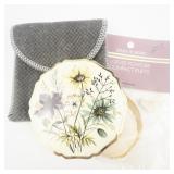 Stratton Vintage Floral Scallop Gold Tone Base Metal Makeup Compact.