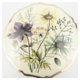 Stratton Vintage Floral Scallop Gold Tone Base Metal Makeup Compact.