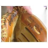 (BS) 4 Vintage Baseball Gloves - Ra...