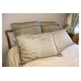 Beautiful Quality Bedding w/Matching Pillows…