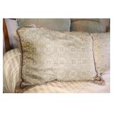 Beautiful Quality Bedding w/Matching Pillows…