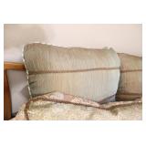 Beautiful Quality Bedding w/Matching Pillows…