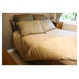Beautiful Quality Bedding w/Matching Pillows…
