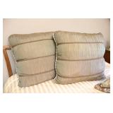 Beautiful Quality Bedding w/Matching Pillows…