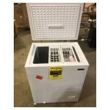 Magic Chef 5.0 cu. ft. Chest Freezer in White Slight Damage Customer Returns See Pictures