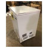 Magic Chef 5.0 cu. ft. Chest Freezer in White Slight Damage Customer Returns See Pictures