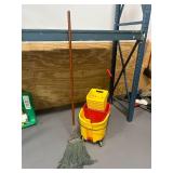 RUBBERMAID Mop and Bucket