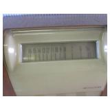 (F-3) Vintage Musicaire Radio...