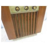 (F-3) Vintage Musicaire Radio...