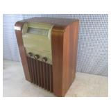 (F-3) Vintage Musicaire Radio...