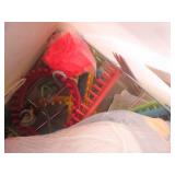 (BR1) Tote with Lid of Craft - Yarn...