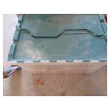 Clamshell closing tote with a varie...